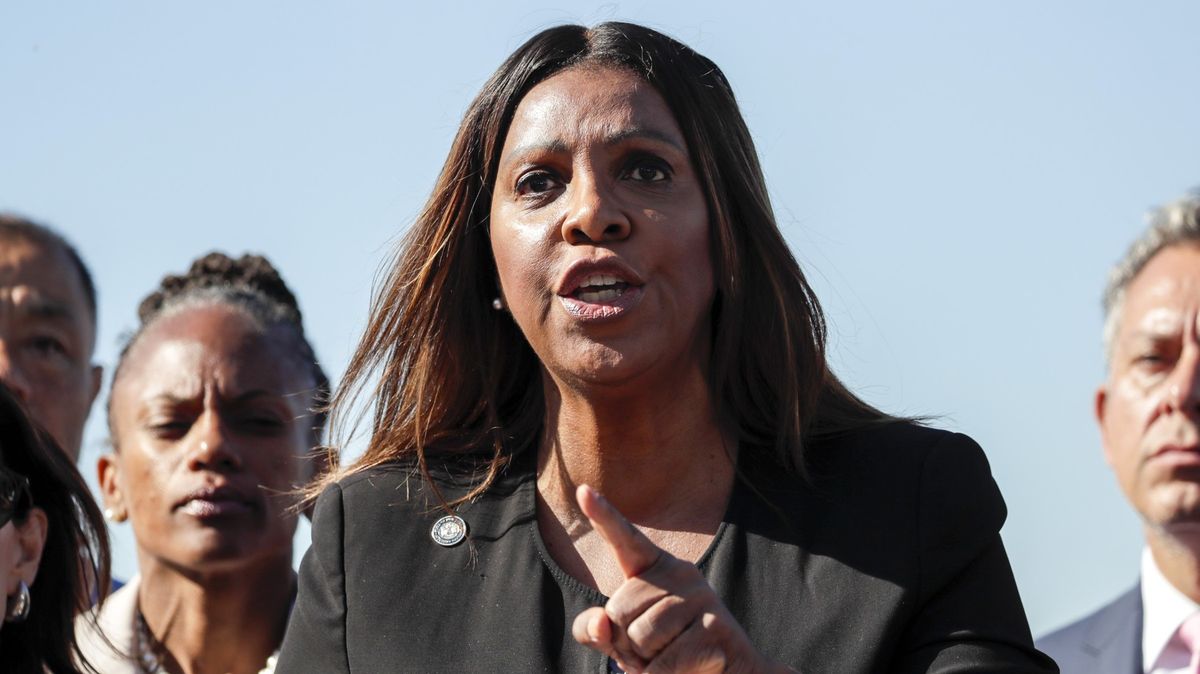 Dostala Trumpa k soudu, teď se role obracejí